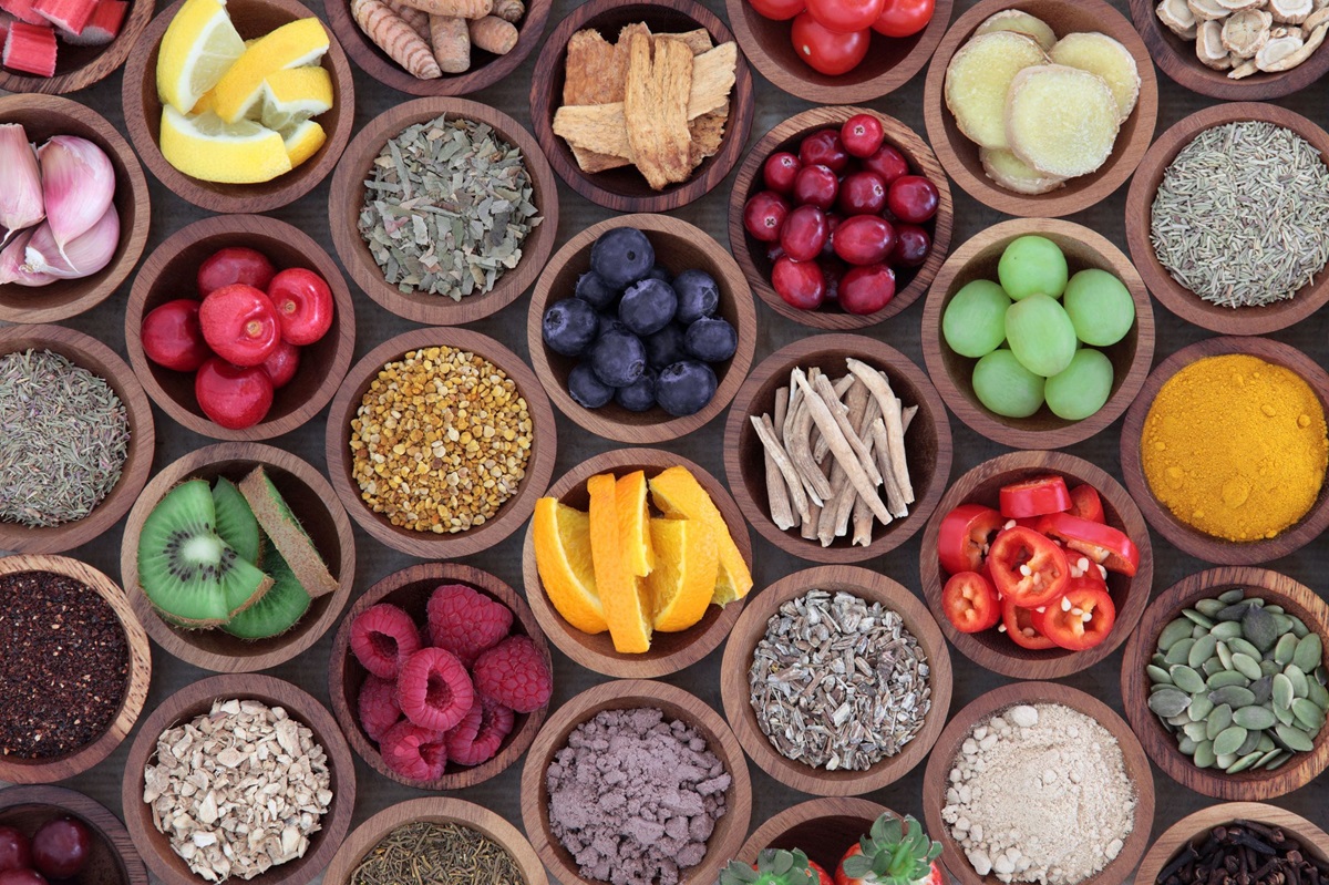 Frutas, verduras y cereales de colores dispuestos juntos